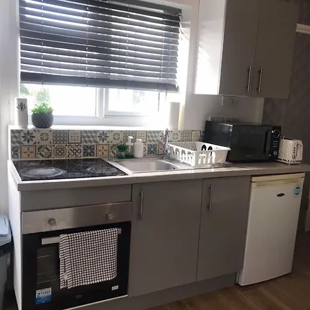Aspire 1 Bedroom, 3 Single Beds * Bristol